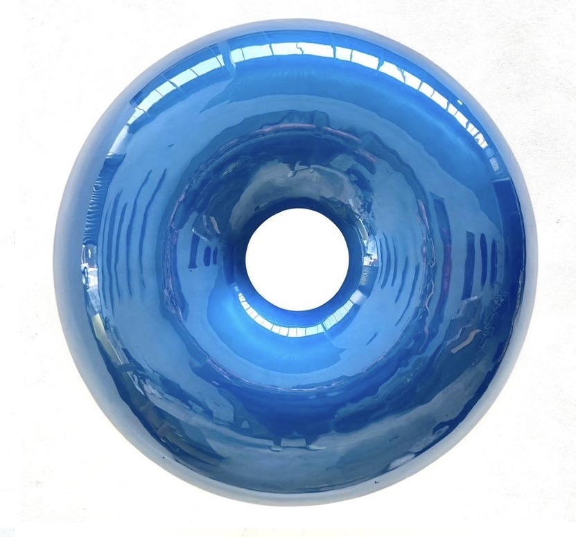 Escultura metálica de dona - Image 2