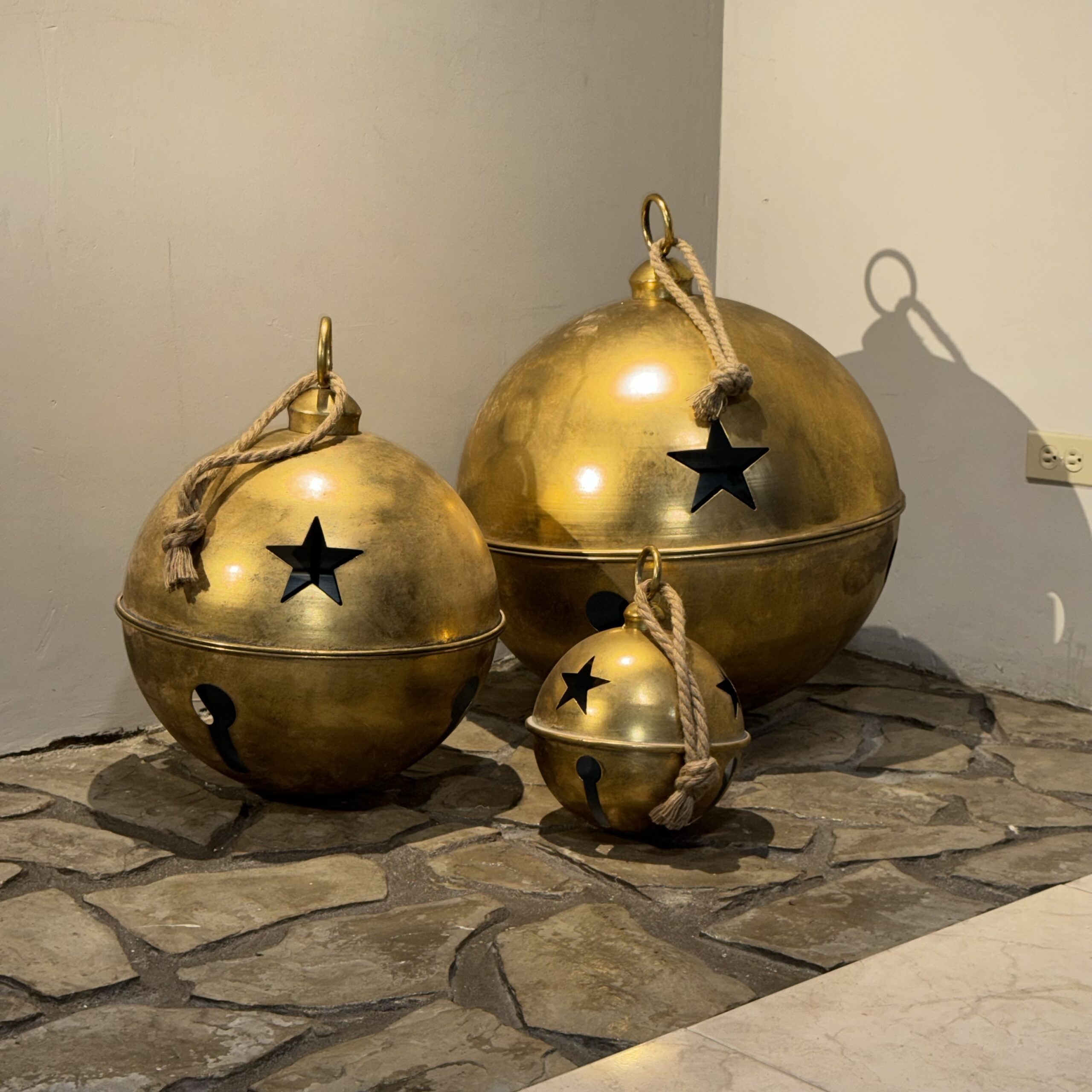 Set de cascabeles gigantes dorados metálicos - Image 1